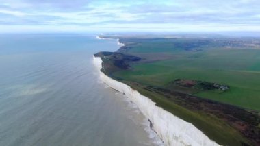 İngiliz sahilindeki beyaz kayalıklar - hava görüntüsü