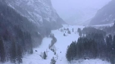 Alplerdeki harika karlı kış manzarası - hava manzarası - hava görüntüsü