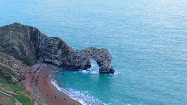 Durdle Door Στην Ακτή Jurassic Στην Αγγλία Εναέρια Πλάνα — Αρχείο Βίντεο