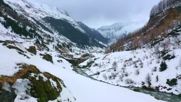 Vuelo Sobre Montañas Nevadas Invierno Maravillosos Alpes Suizos Imágenes Aéreas — Vídeo de stock