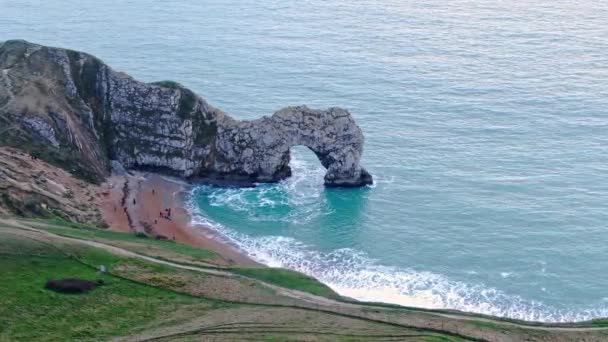 Durdle Door Στην Ακτή Jurassic Στην Αγγλία Εναέρια Πλάνα — Αρχείο Βίντεο