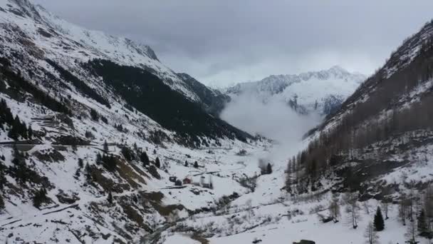 Vuelo Sobre Montañas Nevadas Los Alpes Suizos Día Invierno Imágenes — Vídeo de stock