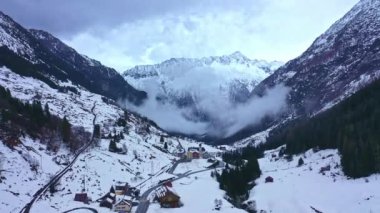 Alplerdeki harika karlı kış manzarası - hava manzarası - hava görüntüsü