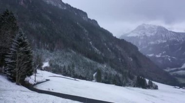 Alplerdeki harika karlı kış manzarası - hava manzarası - hava görüntüsü