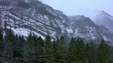 Alplerdeki harika karlı kış manzarası - hava manzarası - hava görüntüsü