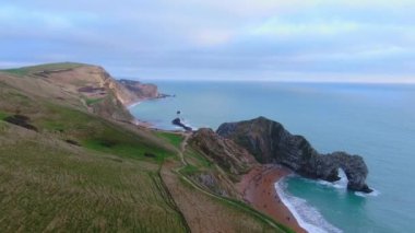 İngiltere 'nin Jurassic sahilindeki Durdle Kapısı - hava görüntüleri