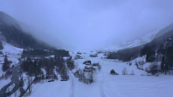 Voo Sobre Vales Cobertos Neve Montanhas Inverno Imagens Aéreas — Vídeo de Stock