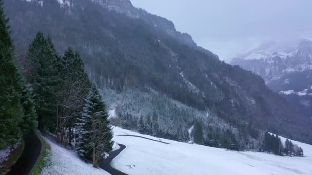 Grande Paisagem Inverno Voo Sobre Montanhas Cobertas Neve Imagens Aéreas — Vídeo de Stock