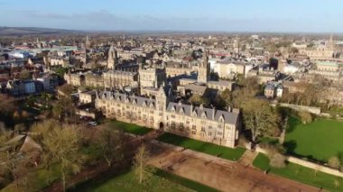 Oxford ve Christ Church Üniversitesi üzerinde uçuş - hava görüntüleri