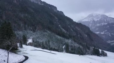 Alplerdeki harika karlı kış manzarası - hava manzarası - hava görüntüsü