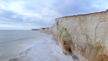 İngiliz sahilindeki beyaz kayalıklar - hava görüntüsü