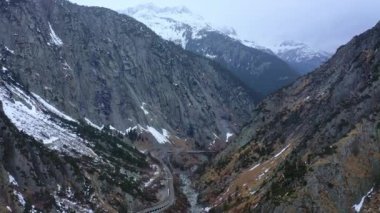 Alplerdeki harika karlı kış manzarası - hava manzarası - hava görüntüsü