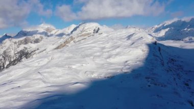 İsviçre Alplerinde Frutt Melchsee adında ünlü bir kayak alanı var.