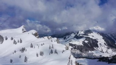 İsviçre 'de popüler kış sporları sahası - Engelberg - Titlis - Hava manzaralı - hava görüntüleri