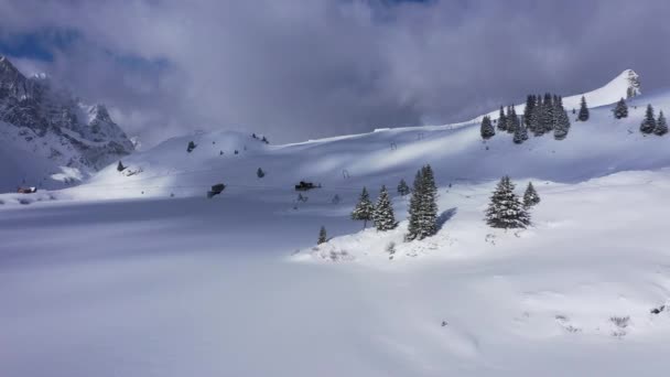 Vuelo Sobre Montañas Nevadas Los Alpes Suizos Día Invierno Imágenes — Vídeo de stock