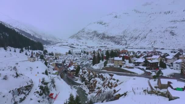 Kışın Sviçre Nin Ünlü Andermatt Köyü Üzerinde Uçuş Hava Görüntüleri — Stok video