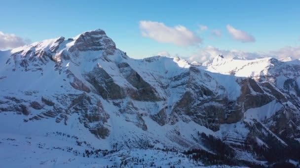 Met Sneeuw Bedekte Bergen Een Winterse Dag Alpen Luchtfoto — Stockvideo