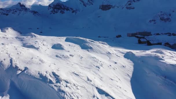 Voo Sobre Montanhas Cobertas Neve Nos Alpes Suíços Dia Inverno — Vídeo de Stock