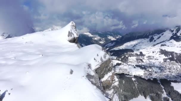 Voo Sobre Montanhas Nevadas Inverno Maravilhosos Alpes Suíços Imagens Aéreas — Vídeo de Stock