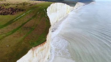 İngiltere 'nin muhteşem beyaz kayalıkları - hava manzaralı görüntüler