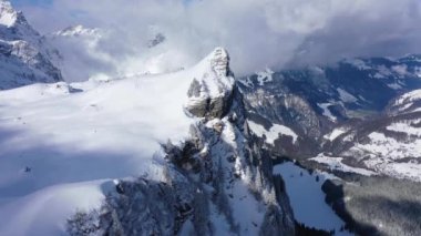 Kışın İsviçre 'nin Engelberg köyünün hava görüntüsü - hava görüntüleri