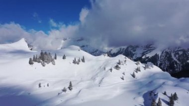 İsviçre Alpleri 'ndeki ünlü kayak alanı İsviçre' deki Titlis Engelberg, hava görüntüleri.