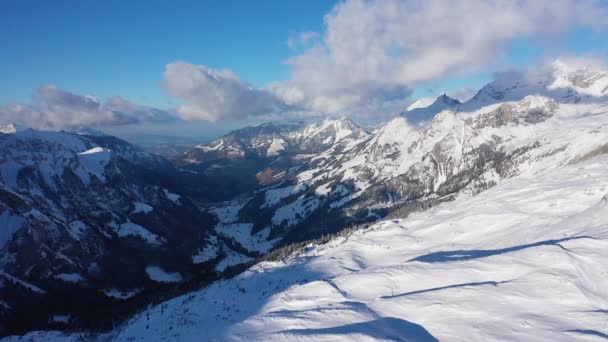 Vuelo Sobre Montañas Nevadas Invierno Maravillosos Alpes Suizos Imágenes Aéreas — Vídeo de stock