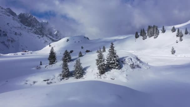 Voo Sobre Montanhas Cobertas Neve Nos Alpes Suíços Dia Inverno — Vídeo de Stock