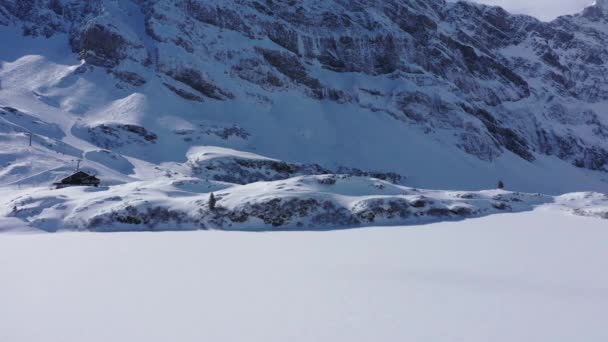 Montañas Cubiertas Nieve Día Invierno Los Alpes Imágenes Vista Aérea — Vídeos de Stock