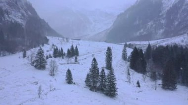 Kışın İsviçre Alpleri - harika kar dağları üzerinde uçar - hava görüntüleri