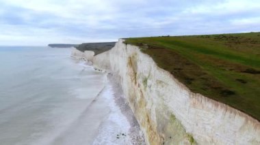 İngiliz sahilindeki beyaz kayalıklar - hava görüntüsü