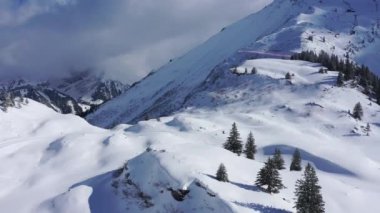 İsviçre 'de popüler kış sporları sahası - Engelberg - Titlis - Hava manzaralı - hava görüntüleri
