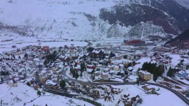 Kışın İsviçre 'nin ünlü Andermatt köyü üzerinde uçuş - hava görüntüleri