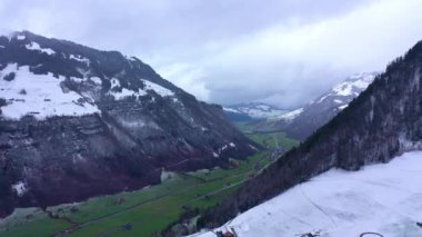 Kışın İsviçre 'de güzel Engelberg Vadisi - hava aracı uçuşu - hava görüntüsü
