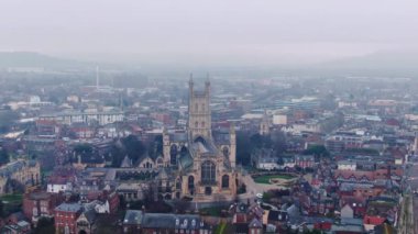 İngiltere 'deki Gloucester ve Gloucester Katedrali üzerinde hava görüntüsü.