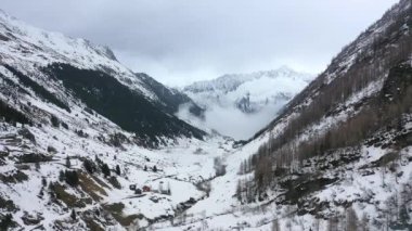 Alplerdeki harika karlı kış manzarası - hava manzarası - hava görüntüsü