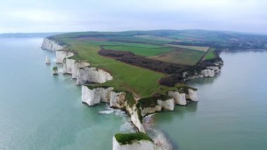 İngiltere 'deki Old Harry Rocks üzerinde muhteşem bir hava manzarası.