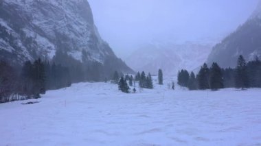 Alplerdeki harika karlı kış manzarası - hava manzarası - hava görüntüsü