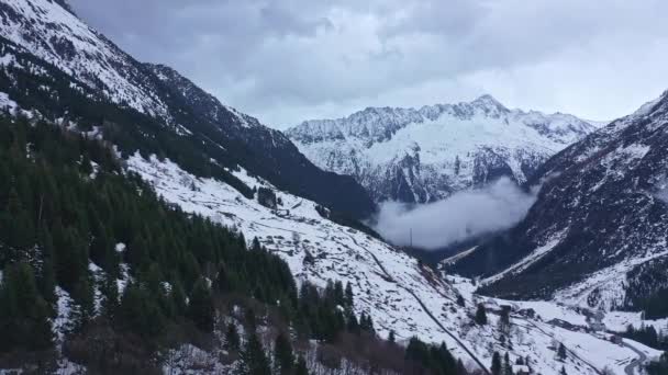 Vlucht Besneeuwde Bergen Winter Prachtige Zwitserse Alpen Luchtfoto — Stockvideo