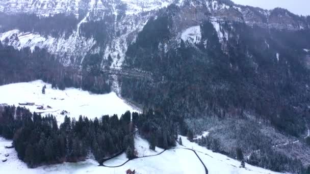 Vuelo Sobre Montañas Nevadas Invierno Maravillosos Alpes Suizos Imágenes Aéreas — Vídeos de Stock