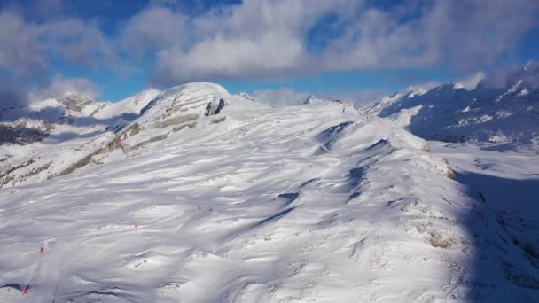 冬の雪に覆われた山々を飛ぶ 素晴らしいスイスアルプス — ストック動画