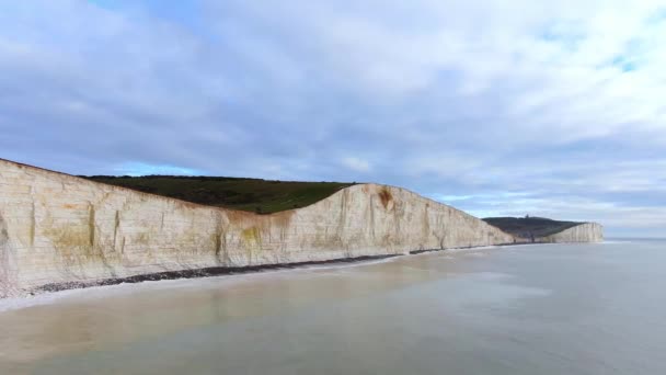 イギリス沿岸の白い崖の上を飛行する 空の映像 — ストック動画