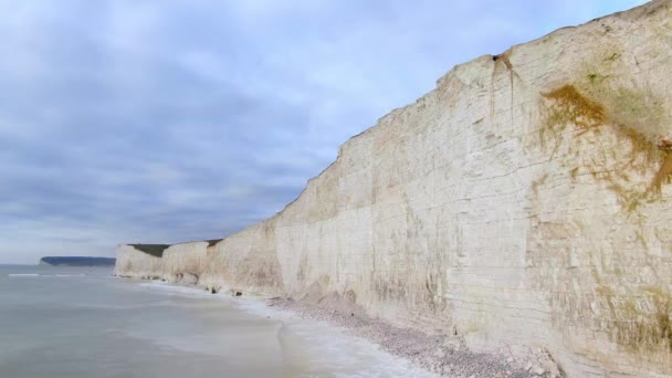 イギリス沿岸の白い崖 航空写真 — ストック動画