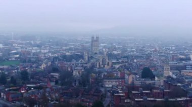 İngiltere 'deki Gloucester ve Gloucester Katedrali üzerinde hava görüntüsü.