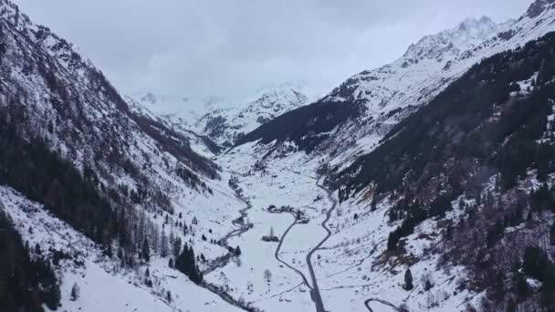 Vuelo Sobre Montañas Nevadas Los Alpes Suizos Día Invierno Imágenes — Vídeo de stock