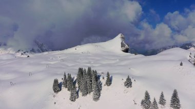 Kışın İsviçre 'nin Engelberg köyünün üzerindeki hava manzarası - hava fotoğrafçılığı