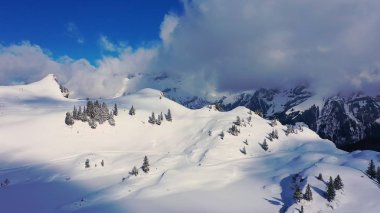 Alplerde kar, Alpler 'i kaplamıştı. İnsansız hava aracı görüntüleri. Hava fotoğrafçılığı.