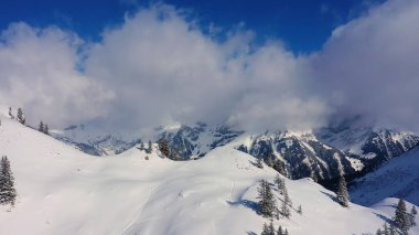 İsviçre Alpleri 'ndeki ünlü kayak alanı İsviçre' deki Titlis Engelberg - hava fotoğrafçılığı