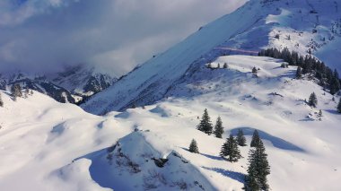 Dağlardaki olağanüstü güzel kar manzarası - hava uçuş görüntüleri - hava fotoğrafçılığı