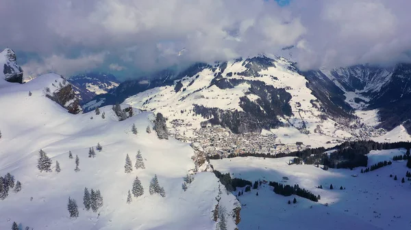 Survol Des Montagnes Enneigées Des Alpes Suisses Hiver Photographie Aérienne — Photo